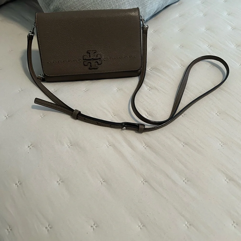 TORY BURCH Shoulder Wallet Crossbody Grain Leather  Great Condition - Picture 3 of 8